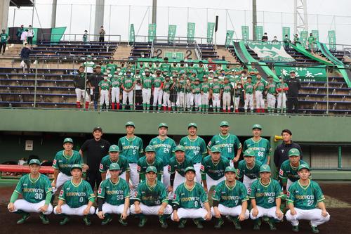 「悲願の１勝」を誓い、試合後に傘下の小・中学生チームの選手と集合写真を撮る東京ヴェルディ・バンバータ