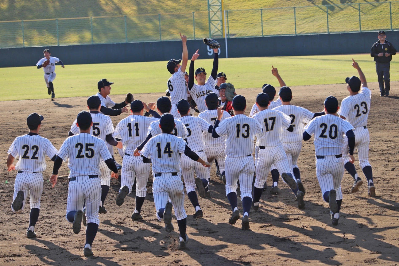 決勝で関西選抜の最後の打者を三振に仕留め、胴上げ投手に。自身初の日本一をつかんだ