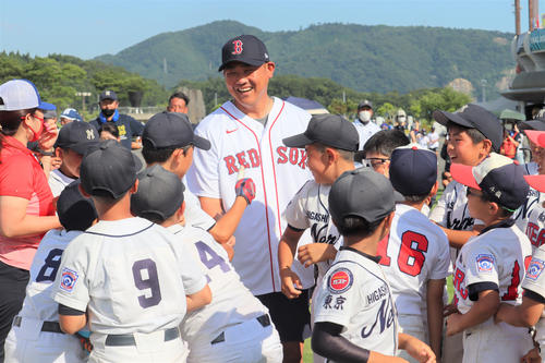 野球教室で小学生と交流する松坂さん。被災地を舞台としたこの大会で野球の楽しさを伝えた