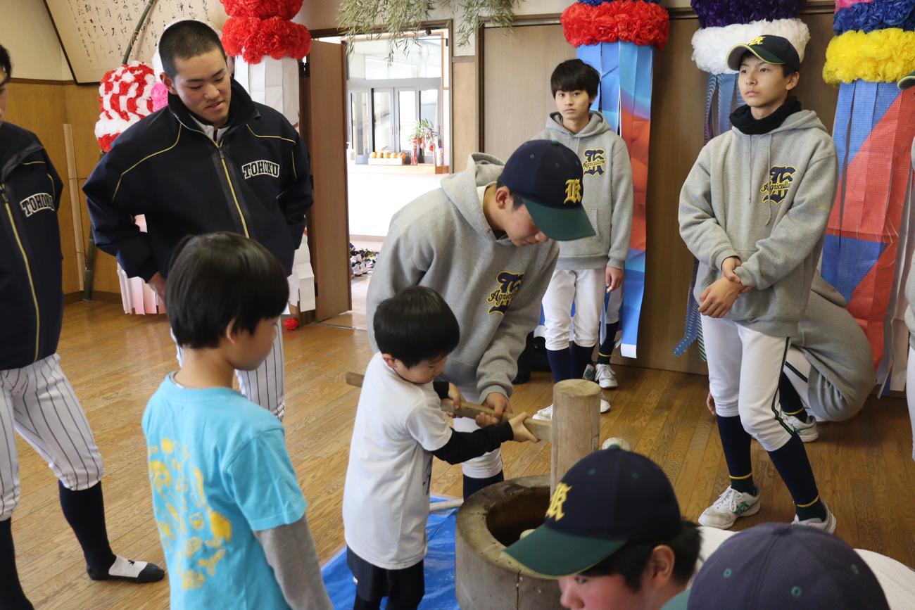 たっぷり遊んだあとは、高校生と一緒に校内で収穫したもち米を使って餅つきを楽しんだ