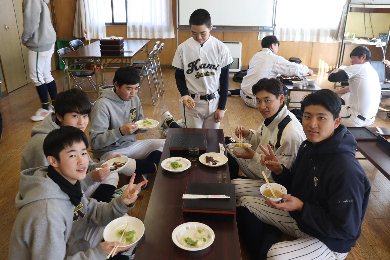 選手たちも公立私立の垣根を越え、野球部の話や学校生活の雑談をして交流を深めた