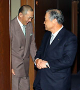 報告を終えた落合監督（左）はオーナーとともに部屋を出る（撮影・清水貴仁）