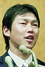 阪神への移籍が決まり、会見を行う新井貴浩内野手（共同）
