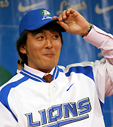 西武の帽子をかぶり笑顔をの石井一（撮影・鈴木豊）