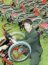 贈呈する２４台の車いすにサインをする阪神の赤星憲広外野手（共同）