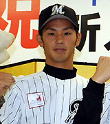 ロッテ新入団会見で記念撮影に納まる下敷領悠太投手（撮影・柴田隆二）　