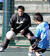 自主トレで子供のシュートをキャッチする横浜仁志（撮影・神戸崇利）