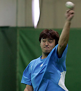 自主トレを開始した石井一（撮影・中村誠慈）