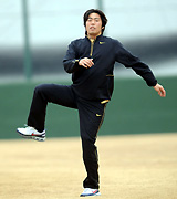 自主トレ初日、軽いストレッチをする上原浩治(撮影・柴田隆二)