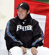 ファン交流会で笑顔を見せる中田（撮影・黒川智章）