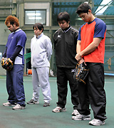 震災の犠牲者に黙とうの選手たち。右端はフィリーズ田口（撮影・岡本肇）