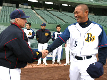 集合写真の前にコリンズ監督（左）と挨拶をかわす清原和博（撮影・渦原淳）