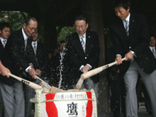 必勝祈願を終えた王監督(左)はバットで鏡割りをする(撮影・梅根麻紀)