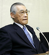 パウエル投手の二重契約問題で記者会見するパ・リーグの小池唯夫会長(共同)
