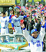 パレードで声援に応える落合監督（前）立浪（後方左）中村紀（同右）（共同）