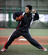 新人合同自主トレで、キャッチボールする長谷部康平（撮影・柴田隆二）