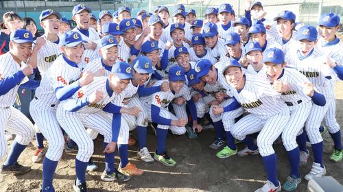センバツ出場が決まり喜ぶ中央学院の選手たち（撮影・野上伸悟）