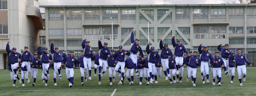 初めてのセンバツ出場が決まり喜ぶ松山聖陵ナイン（撮影・近間康隆）
