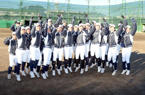 ２年連続１７度目のセンバツ出場が決まり、ジャンプして喜ぶ静岡の選手たち