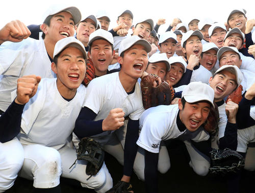 センバツ出場が決まり歓喜する森下（手前中央左）と斎藤（同右）ら東海大相模ナイン（撮影・江口和貴）