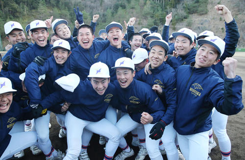 センバツ出場を決め、大喜びする延岡学園の選手たち（撮影・菊川光一）