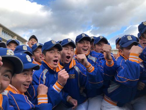 選抜出場を決め帽子を投げて喜ぶ瀬戸内ナイン（撮影・前原淳）