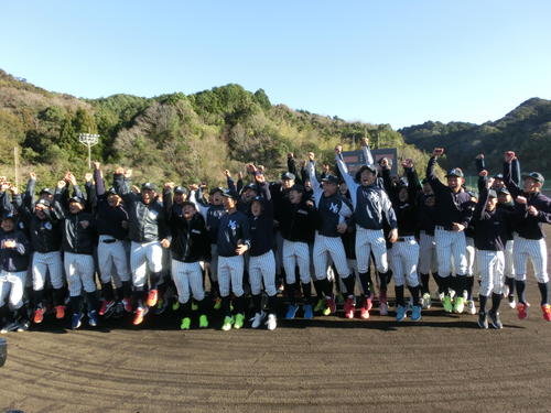 ３年連続のセンバツ出場を喜ぶ明徳義塾ナイン（撮影・田口真一郎）
