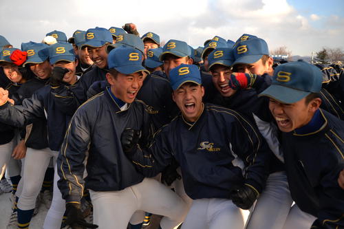 身を寄せ合って喜ぶ聖光学院の選手たち（撮影・鎌田直秀）