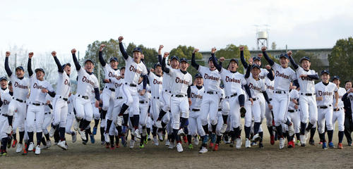 第90回センバツ高校野球への出場が決まり、駆けだしてガッツポーズする乙訓の選手たち（撮影・前田充）