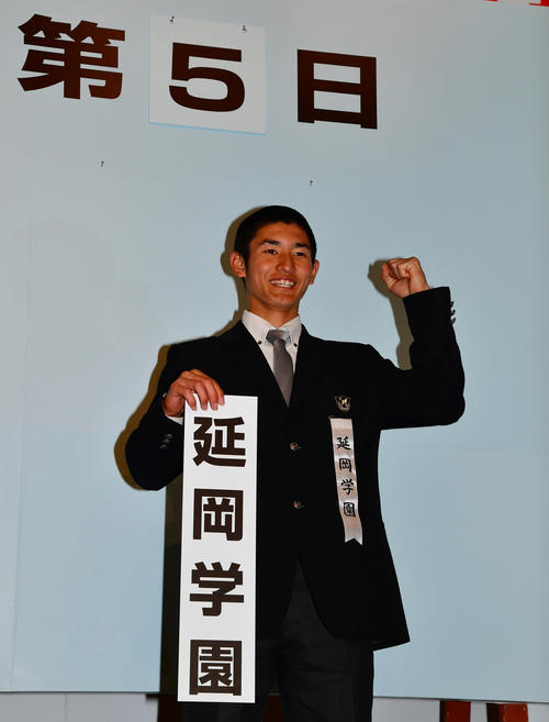 センバツ抽選会で対戦が決まり記念撮影を行う延岡学園・椿原主将(撮影・清水貴仁)