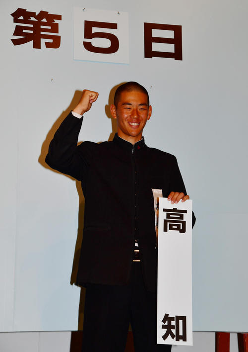 センバツ抽選会で対戦が決まり記念撮影を行う高知・中屋副主将(撮影・清水貴仁)
