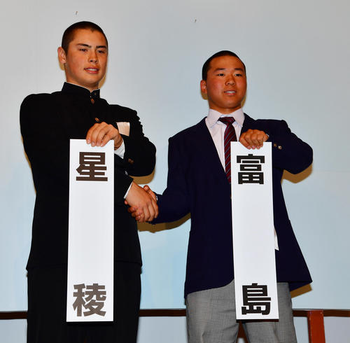 センバツ抽選会で対戦が決まり記念撮影を行う星稜・竹谷主将(左)と富島・中川主将(撮影・清水貴仁)