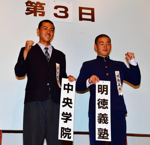 センバツ抽選会で対戦が決まり握手を交わす中央学院・池田主将(左)と明徳義塾・庄野主将(撮影・清水貴仁)