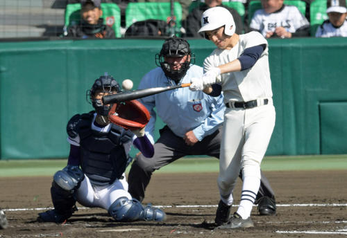 ４回表日大三無死、日置航は左越え本塁打を放つ（撮影・奥田泰也）