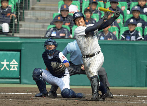 ９回裏明徳義塾２死一、二塁、谷合悠斗は中越え３点本塁打でサヨナラとする（撮影・奥田泰也）