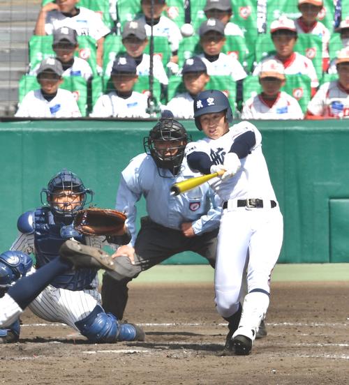 ９回裏日本航空石川無死一、二塁、原田が左越えに逆転サヨナラ３ランを放つ（共同）