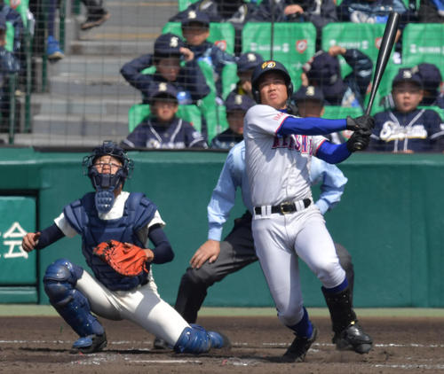 明秀学園日立対大阪桐蔭　９回表明秀学園日立無死、右越え本塁打を放つ細川