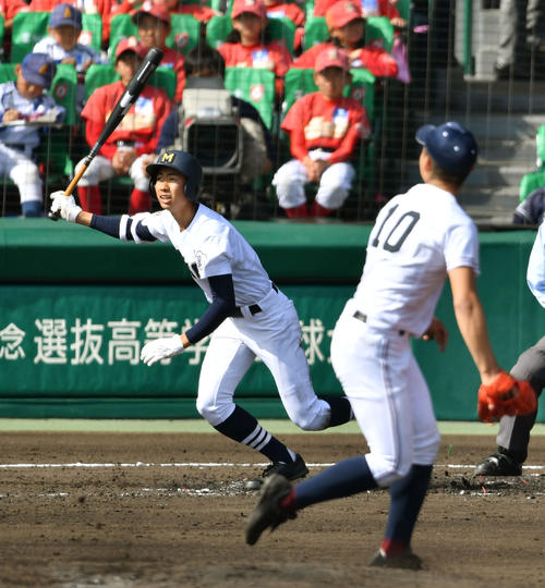 ３回裏三重２死、浦口が右越えに本塁打を放つ。投手富山（共同）