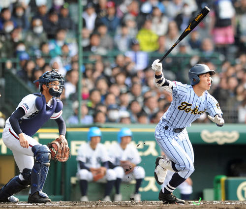１回裏東海大相模無死、小松勇輝は先頭打者本塁打を放つ（撮影・河南真一）