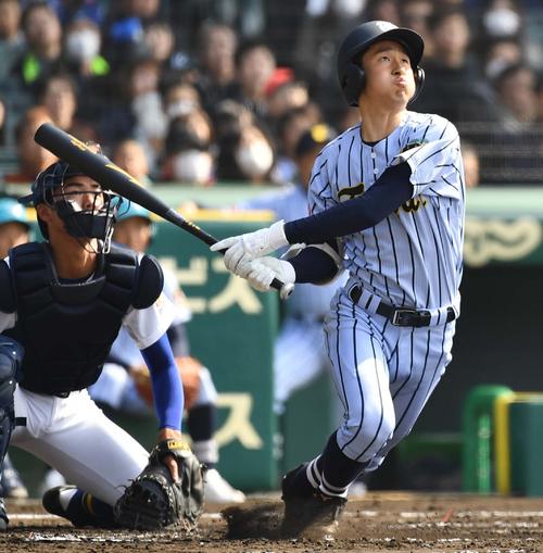 １回裏東海大相模２死一、二塁、右越えに２点本塁打を放つ東海大相模・斎藤礼二（撮影・上田博志）