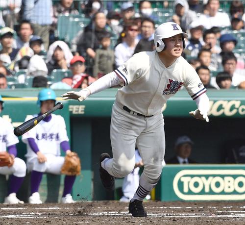 ６回表国学院栃木無死、右越えに勝ち越しソロ本塁打を放つ国学院栃木・島田侑希（撮影・上田博志）