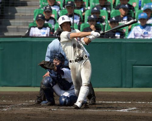 ８回表、国学院栃木の近藤翔真が左越え２点本塁打を放つ（撮影・奥田泰也）