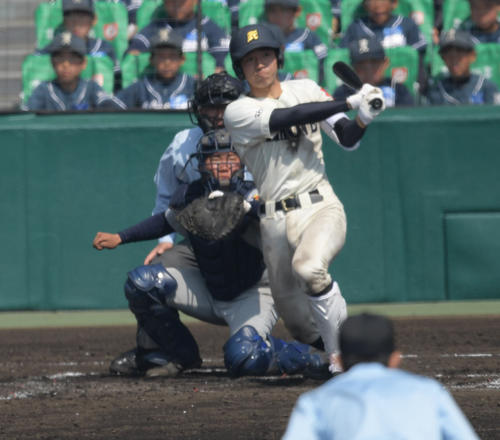 彦根東対慶応　８回表彦根東２死一、三塁、高内希は左越え３点本塁打を放つ（撮影・奥田泰也）