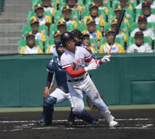 乙訓対おかやま山陽　１回裏おかやま山陽２死三塁、井元将也は左越え２点本塁打を放つ（撮影・奥田泰也）