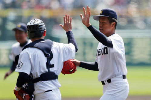 日大三対三重　１回表日大三の攻撃を抑え、ハイタッチでベンチに戻る三重・定本（右）と東（撮影・前田充）
