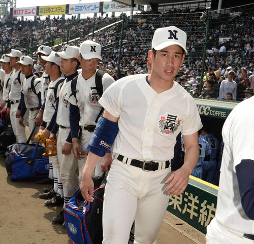 日大三対三重委　三重に敗れ引き揚げる中村奎太らナイン（撮影・渦原淳）