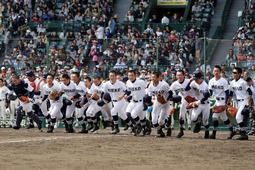 日大三対三重　日大三に勝利し、アルプススタンドへ笑顔で駆けだす三重ナイン（撮影・前田充）