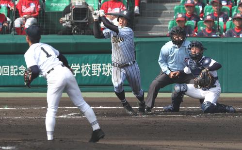 ２回表東海大相模２死三塁、右越え２点本塁打を放つ渡辺。投手春