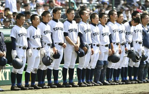 星稜に敗れ、ベンチ前に整列する富島ナイン（共同）