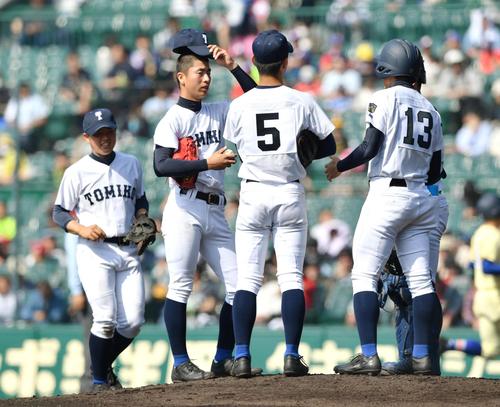 星稜―富島　３回裏、星稜に勝ち越され、マウンドの黒木将（左から２人目）のもとに集まる富島ナイン（共同）
